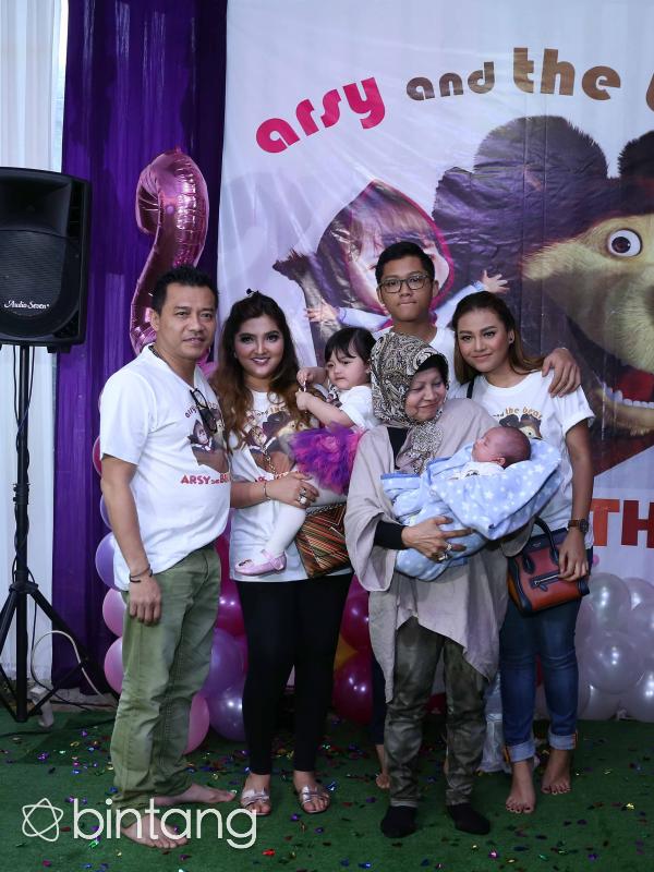 Ashanty, Anang Hermansyah dan keempat anaknya (Nurwahyunan/Bintang.com)