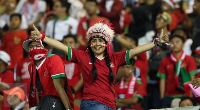 Suporter wanita membentangkan tangan jelang menyaksikan laga final pertama Piala AFF 2016 antara Indonesia melawan Thailand di Stadion Pakansari, Kab Bogor, Rabu (14/12). Indonesia unggul 2-1 atas Thailand. (Liputan6.com/Helmi Fithriansyah)