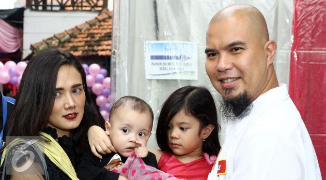 Ahmad Dhani dan Mulan Jameela hadir di pesta ultah ke-2 Arsy anak Anang Hermansyah, Arsy. (Herman Zakharia/Liputan6.com)