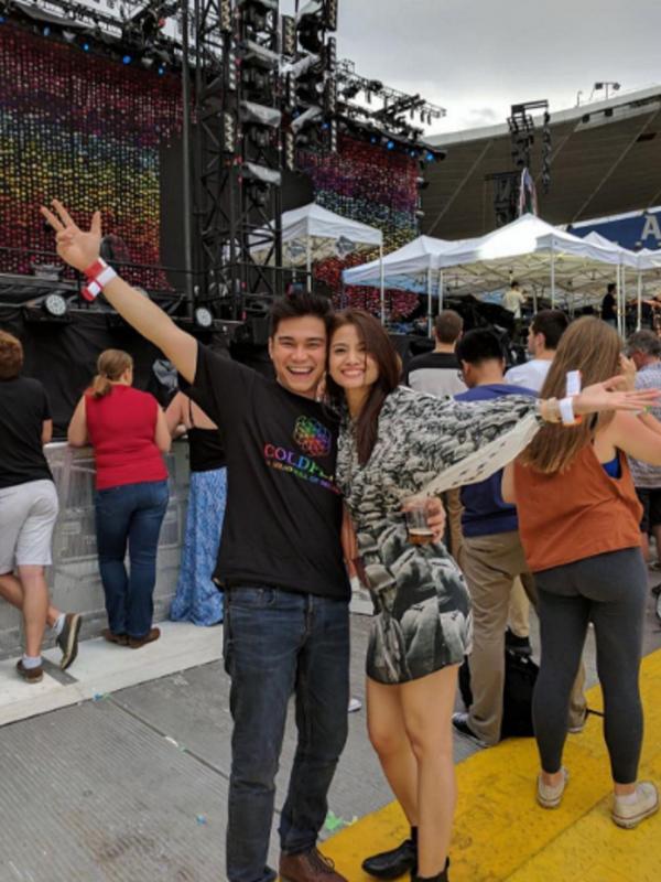 Acha Septriasa dan Vicky Kharisma menonton konser Coldplay di Sydney. (Instagram/septriasaacha)