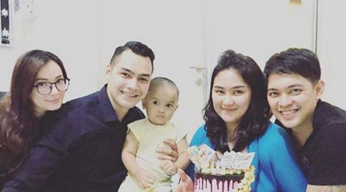 Asmirandah memberikan kejutan ulang tahun ke adik Jonas Rivanno. (Instagram/sonyaprischillia)