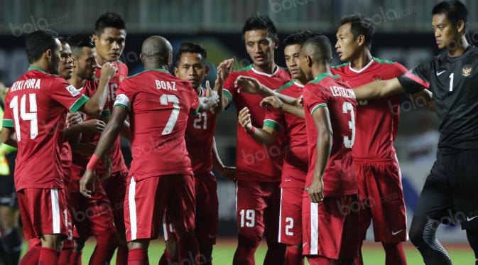 Pemain Timnas Indonesia menyatukan tekad sebelum laga final leg pertama Piala AFF 2016 dimulai antara Indonesia vs Thailand di Stadion Pakansari, Cibinong, Jawa Barat, Rabu (14/12/2016).  (Bola.com/Peksi Cahyo)