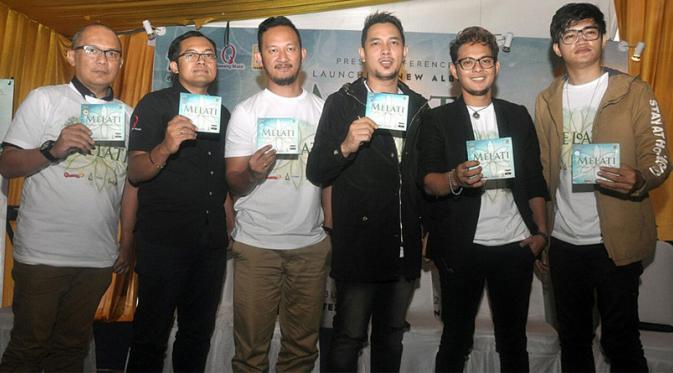 Perwakilan Band Gamma1, Adipati, dan Bagindas bersama produser dalam peluncuran album Melati (Melayu Tak Pernah Mati). (Sapto Purnomo/Liputan6.com)