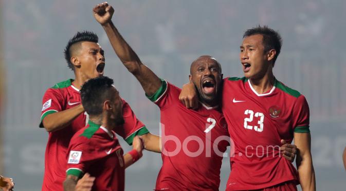 Selebrasi pemain Timnas Indonesia saat Hansamu Yama mencetak gol pada laga Final leg pertama Piala AFF 2016 di Stadion Pakansari, Bogor, (14/12/2016). (Bola.com/Nicklas Hanoatubun)