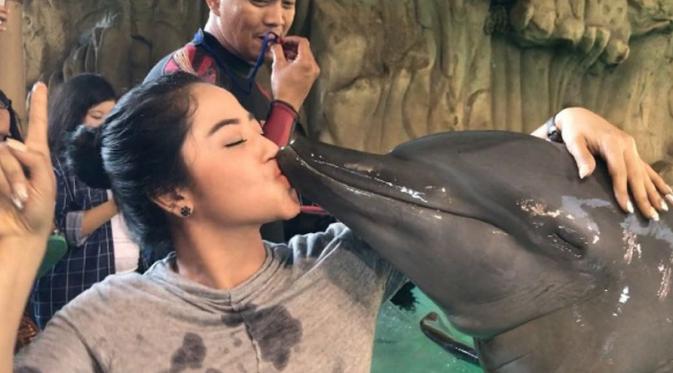 Dewi Perssik cium Lumba-lumba penuh nafsu (Foto:Instagram)