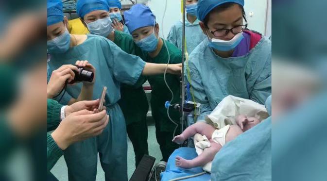 Melihat kondisi sang ibu, pihak rumah sakit segera meminta bantuan tenaga medis dari rumah sakit lain untuk membantu persalinan.(Shanghaiist.com)