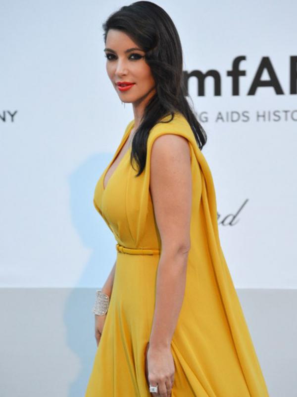 Kim Kardashian tak kuat menahan air mata kala dirinya mengingat perampokan di Paris. (Foto: AFP)