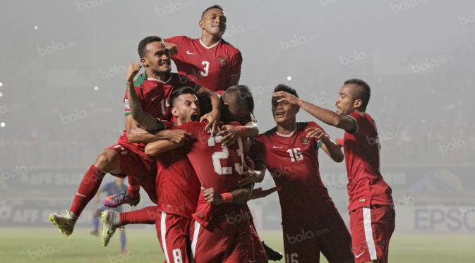 Pemain Timnas Indonesia merayakan gol yang dicetak oleh Hansamu Yama dalam final leg pertama Piala AFF 2016 antara Indonesia vs Thailand di Stadion Pakansari, Cibinong, Jawa Barat, Rabu (14/12/2016).  (Bola.Com/Peksi Cahyo)