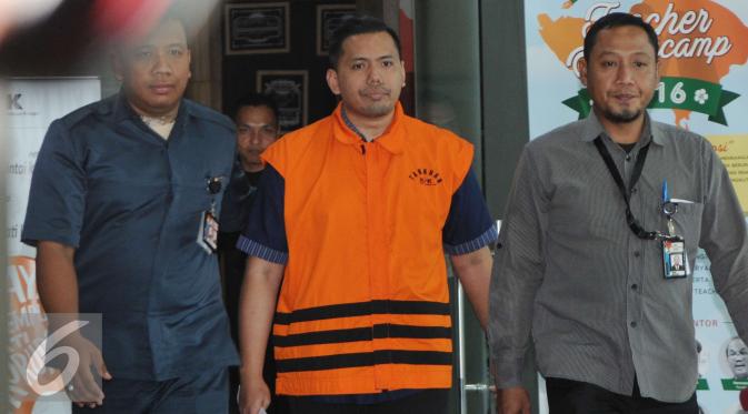 Pengusaha dari PT MTI, Muhammad Adami Okta keluar dari gedung KPK usai menjalani pemeriksaan, Jakarta, Kamis (15/2). Hardi dan rekannya menjadi tersangka usai menyuap Deputi Bakamla sebanyak Rp. 2 Miliar. (Liputan6.com/Helmi Afandi)