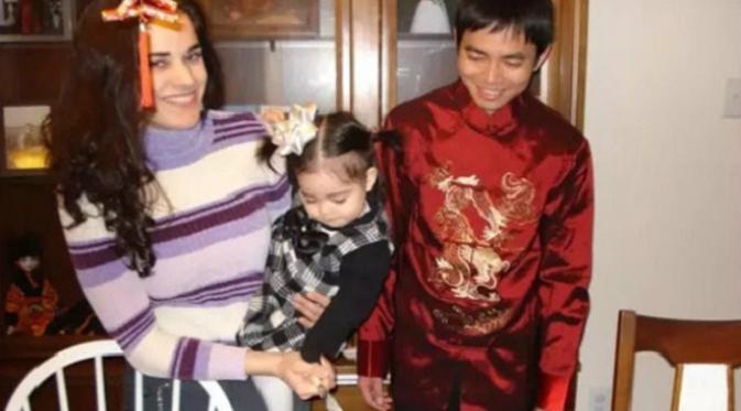 Pasangan Tiffany dan Cai Xiaohua serta putri kecil mereka (Shanghaiist)
