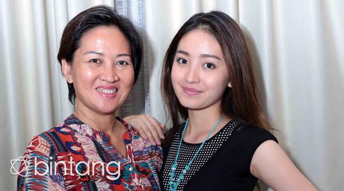 Natasha Wilona dan ibunya, Theresia. (Deki Prayoga/Bintang.com)