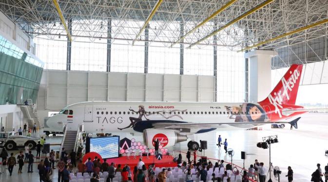 AirAsia Indonesia bekerja sama dengan SIXCAP, sebuah perusahaan keuangan berbasis teknologi asal Singapura, meluncurkan livery TAGG by SIXCAP pada salah satu pesawat Airbus A320 yang dioperasikan oleh AirAsia Indonesia pada Kamis, (15/12/2016)