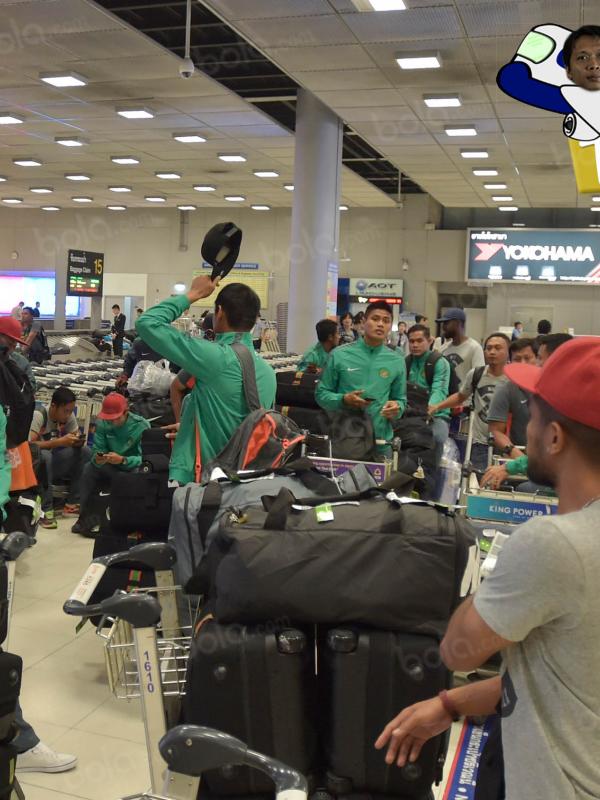 Para pemain Timnas Indonesia merapihkan koper saat tiba di Bandara Svarnabhuni, Thailan, Thailand. (Bola.com/Ario Yosia)