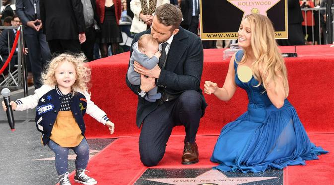 Ryan Reynolds, Blake Lively, dan kedua putrinya (Rob Latour/Variety/REX/Shutterstock/E!News)