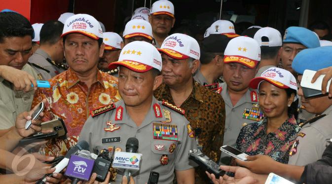 Kapolri Jenderal Pol Tito Karnavian bersama Menteri BUMN Rini Soemarno dan Menpan-RB Asman Abnur memberikan keterangan usai meresmikan aplikasi e-Samsat, e-Tilang dan SIM Baru Online di Jakarta, Jumat (16/12). (Liputan6.com/Angga Yuniar)