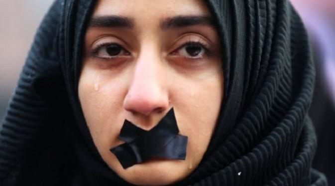Seorang perempuan menggelar aksi protes damai di Bosnia sebagai solidaritas atas penderitaan warga Aleppo (Reuters)
