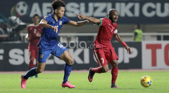 Boaz Solossa  memberikan arahan untuk mengumpan bola kepada rekannya saat  melawan Thailand pada leg pertama Final Piala AFF 2016. (Bola.com/Nicklas Hanoatubun)