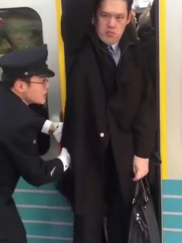 Pria muka datar tersebut dibantu oleh petugas. (Via: mirror.co.uk)