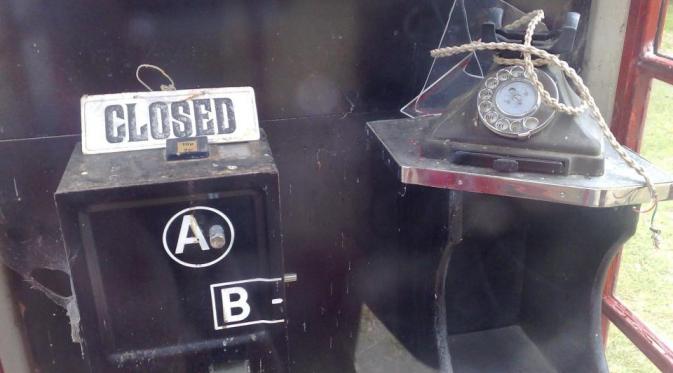 Kotak telepon juga masih dalam keadaan baik, meski dalam keadaan berdebu sejak tahun 1943 (foto : thesun.co.uk)