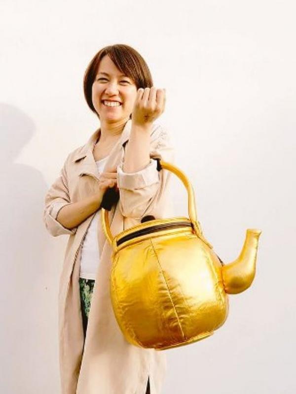 Bukan lagi dijadikan alat untuk masak air, kini teko menjadi tas yang unik dan tren di Jepang. (via: id.animepo.com)