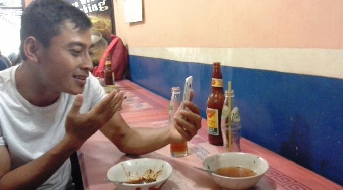 Samsul Arif menikmati makanan favoritnya, bakso bakar, saat kembali ke Malang bersama Persib. (Bola.com/Iwan Setiawan)