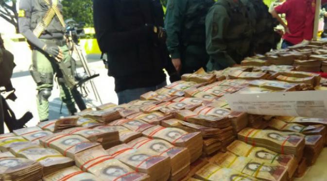 Penarikan uang pecahan 100 bolivar menyebabkan kisruh di negeri yang sedang dilanda krisis tersebut. (Sumber Correo del Orinoco)