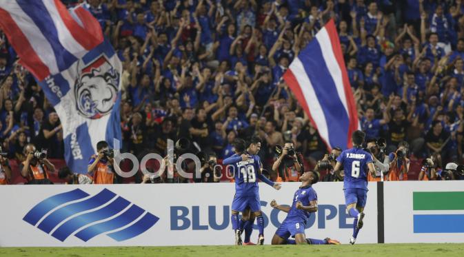Para Pemain Thailand merayakan gol saat melawan Timnas Indonesia pada leg kedua final Piala AFF 2016 di Stadion Raja Manggala, (17/12/2016). (Bola.com/Vitalis Yogi Trisna)