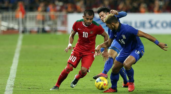 Zulham dikawal pemain lawan saat Timnas Thailand Vs Timnas Indonesia di leg kedua Final Piala AFF 2016 (Helmi Fitriansyah/Liputan6.com)