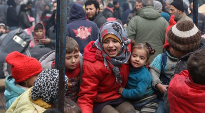 Anak-anak bermain sambil menunggu proses evakuasi berlanjut dari kota Aleppo, Suriah, 17 Desember ( REUTERS/Abdalrhman Ismail)