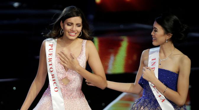 Miss Puerto Rico Stephanie Del Valle (kiri) bereaksi disebelah Miss Indonesia, Natasha Mannuela usai menyabet gelar Miss World 2016 dalam ajang kecantikan berskala internasional, Miss World, di Oxen Hill, Maryland, Minggu (18/12). (REUTERS/Joshua Roberts)
