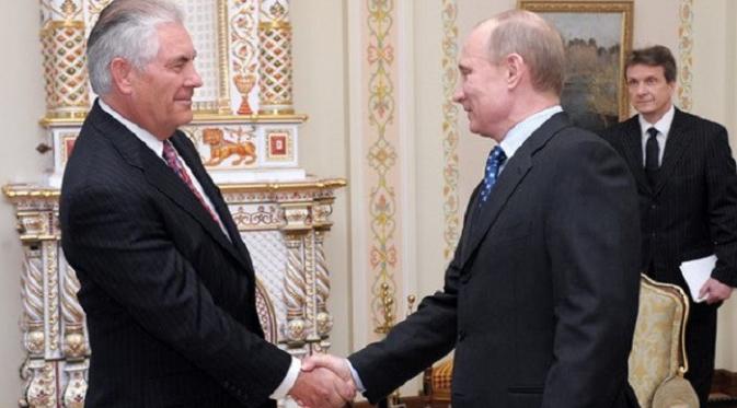 Rex Tillerson dianugerahi gelar Order of Friendship dari Presiden Putin setelah membuat kesepakatan dengan perusahaan minyak milik negara, Rosneft (Tass)