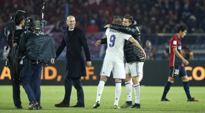 Pelatih Real Madrid, Zinedine Zidane (tengah) tersenyum saat melihat reaksi anak asuhnya usai merengkuh trofi juara Piala Dunia Antarklub 2016, Minggu (18/12/2016).  (Reuters/Kim Kyung-hoon)