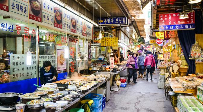 Pasar malam di Seoul, Korea Selatan selalu jadi destinasi favorit para wisatawan untuk berbelanja ataupun berwisata kuliner (shutterstock.com