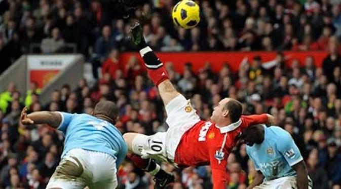Wayne Rooney melepaskan tendangan salto yang menghasilkan gol sensasional sekaligus penentu kemenangan MU atas Manchester City 2-1 dalam laga derby di Old Trafford, 12 Februari 2011. AFP PHOTO/ANDREW YATES