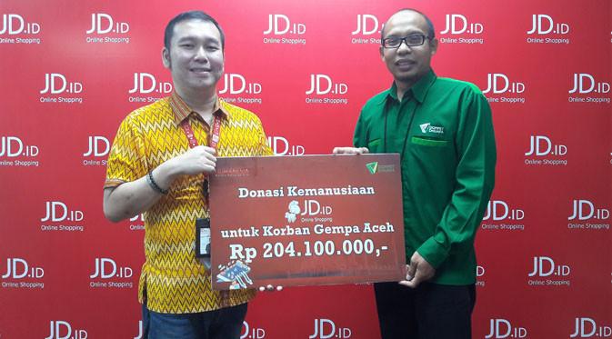 Teddy Arifianto, Head of Corporate Communication & Public Affairs JD.ID (kiri) bersama dengan Urip Budiarto, General Manager Resource Mobilization Dompet Dhuafa (kanan) saat penyerahan donasi “JD.ID Bantu Aceh”. (Doc: Istimewa)