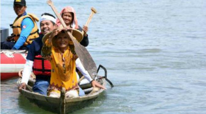 Bupati Dedi Mulyadi mengikuti arak-arakan perahu menyusuri sungai Cikao. (Liputan6.com/Abramena)