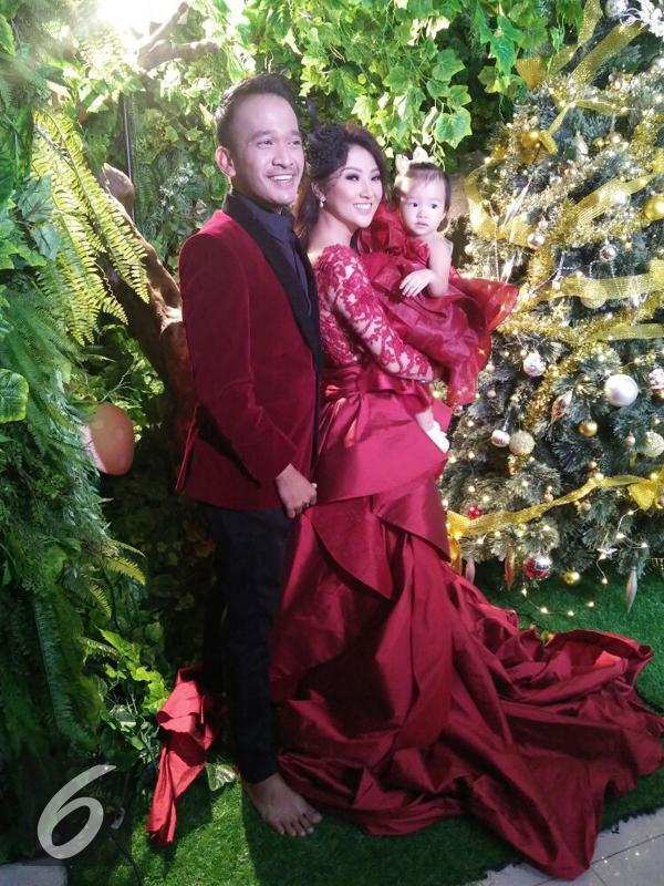 Ruben Onsu, Sarwendah dan putrinya, Thalia, melakukan sesi foto untuk menyambut Natal dan Tahun Baru. (Sapto Purnomo/Liputan6.com)