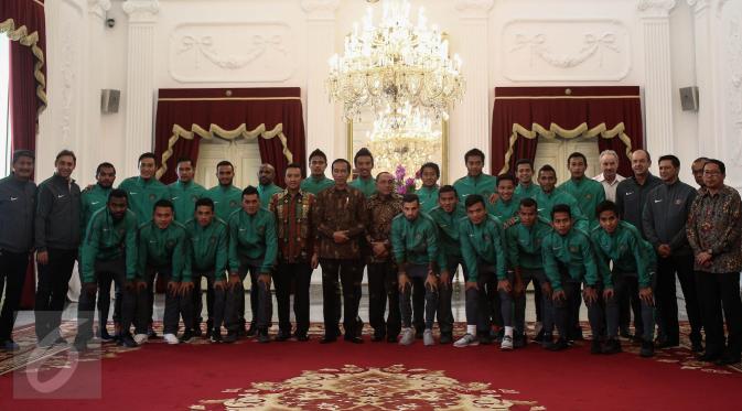 Presiden Jokowi berfoto bersama punggawa Timnas Indonesia dan rombongan di Istana Merdeka, Jakarta, Senin (19/12). Jokowi mengundang pemain timnas Indonesia beserta tim sukses piala AFF untuk makan siang bersama. (Liputan6.com/Faizal Fanani)