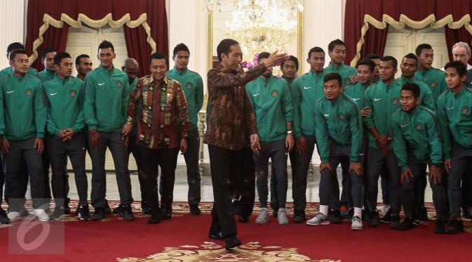Presiden Jokowi mengajak punggawa Timnas Indonesia beserta tim sukses piala AFF untuk makan siang bersama di Istana Merdeka, Jakarta, Senin (19/12). Presiden Jokowi didampingi oleh Menpora Imam Nahrawi. (Liputan6.com/Faizal Fanani)
