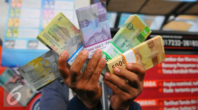Beberapa pecahan uang baru yang sudah dikeluarkan oleh Bank Indonesia yang dapat ditukarkan di Blok M, Jakarta, Senin (19/12). Sedangkan uang rupiah logam terdiri atas pecahan Rp 1.000, Rp 500, Rp 200, dan Rp 100. (Liputan6.com/Angga Yuniar)