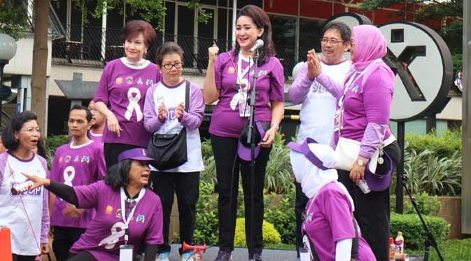  Acara Fun Walk Ibu Sehat, Indonesia Sehat 2016 dibuka secara resmi oleh Sekretaris Kementerian Pemberdayaan Perempuan dan Perlindungan Anak, Wahyu Hartomo dan Ketua Umum Kowani, Giwo Rubianto Wiyoga.