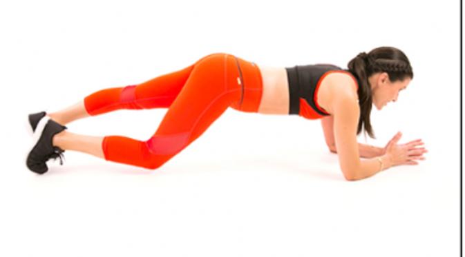 Lakukan plank dengan menekuk lutut secara bergantian. Pastikan posisi badan lurus. Lakukan selama 1 menit. | via: cosmopolitan.com