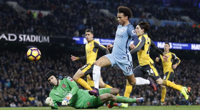 Leroy Sane menciptakan salah satu gol kemenangan 2-1 Manchester City atas Arsenal, Desember 2016. (Reuters/Carl Recine)