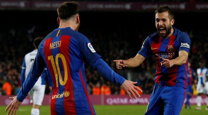 Lionel Messi dan Jordi Alba merayakan gol saat melawan Espanyol pada lanjutan La Liga Spanyol di Camp Nou, (18/12/2016). Barcelona menang 4-1. (REUTERS/Albert Gea).