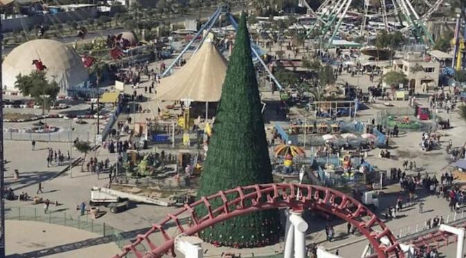 Pohon Natal raksasa didirikan di Baghdad, Irak (AP)