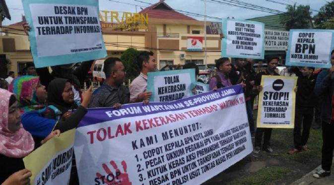 Puluhan wartawan menggelar aksi solidaritas dugaan perampasan dan penyanderaan oleh oknum pegawai BPN Kota Jambi. (Bangun Santoso/Liputan6.com)