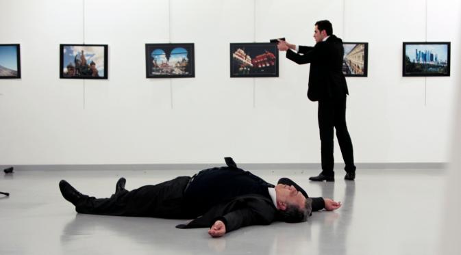 Dubes Rusia untuk Turki, Andrei Karlov tergeletak di lantai usai ditembak dari belakang di sebuah galeri seni di Ankara, Senin (19/12). Pelaku penembakan adalah Mevlut Mert Altintas (22), seorang mantan polisi Turki. (Hasim Kilic/Hurriyet via REUTERS)