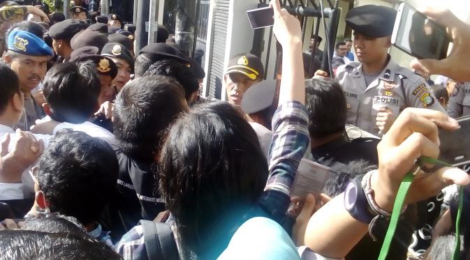 Polisi dan massa sempat beradu mulut di tengah sidang Ahok. (Liputan6.com/Putu Merta Surya Putra)