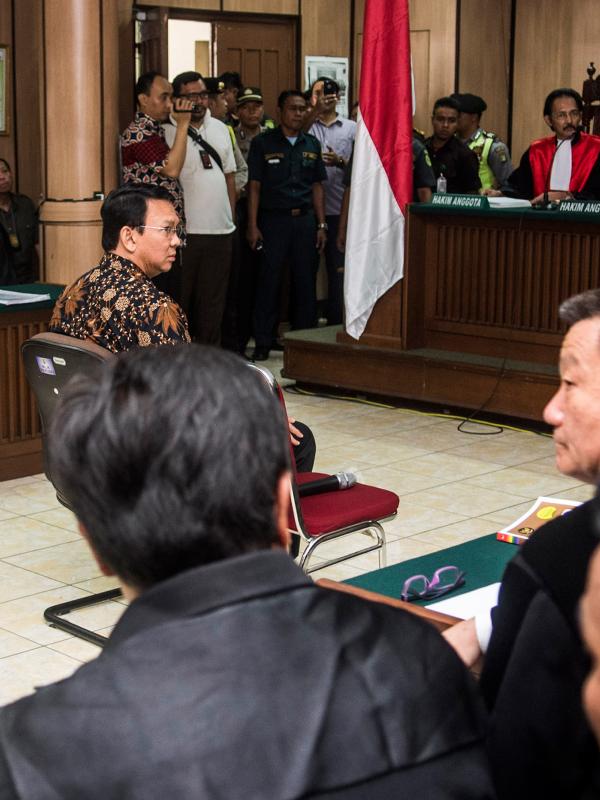 Basuki Tjahaja Purnama (Ahok) menjalani sidang lanjutan kasus dugaan penistaan agama di Pengadilan Negeri (PN) Jakarta Utara, Selasa (20/12). Agenda sidang adalah tanggapan dari jaksa penuntut umum atas nota keberatan Ahok (Liputan6.com/Pool/Agung Rajasa)