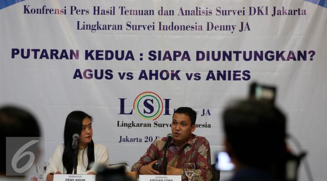Lingkaran Survei Indonesia (LSI) memberikan keterangan pers terkait survei Pilkada DKI Jakarta  di Jakarta, Selasa (20/12). (Liputan6.com/Johan Tallo)
